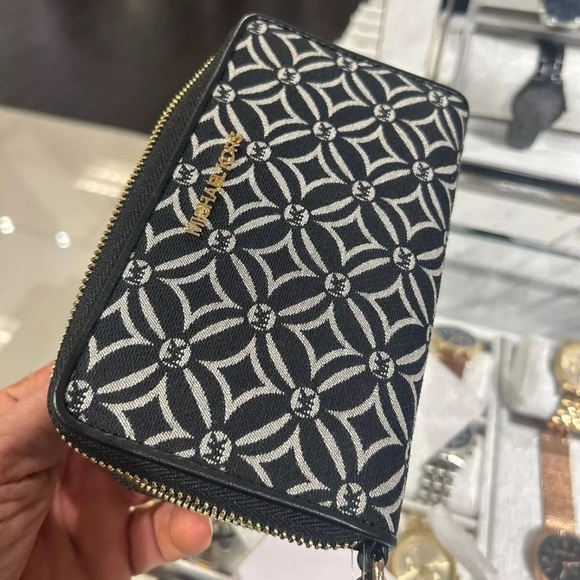 Michael Kors wallet - Picture 1 of 6